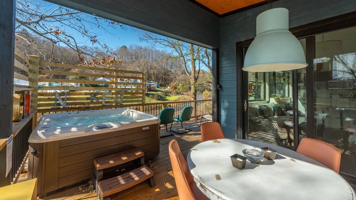Old Fort House | Reflections on Mill Creek | Hot Tub & Walking Distance to Old Fort!