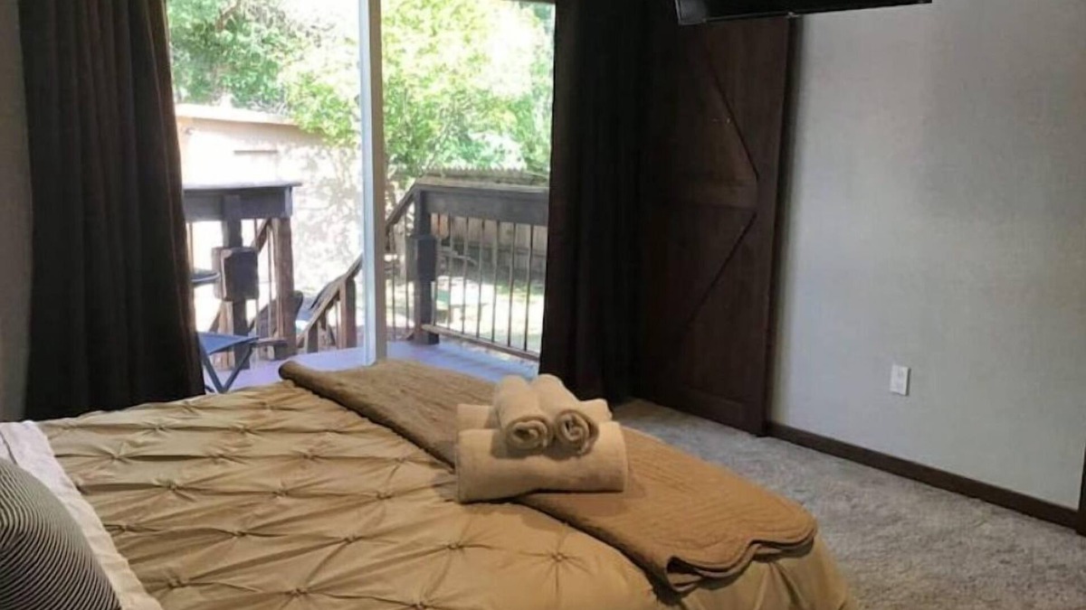Martinez House | Refreshing Cottage with Luxury Bath