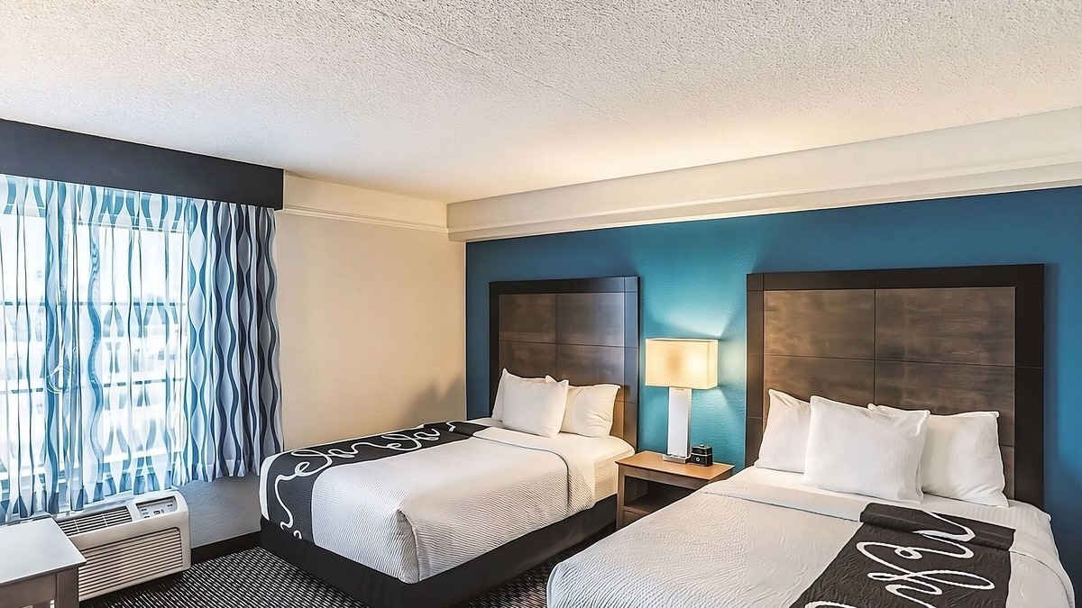 Ahwatukee Foothills Hotel | Refreshing Getaway with Swimming Pool and Daily Breakfast Perks