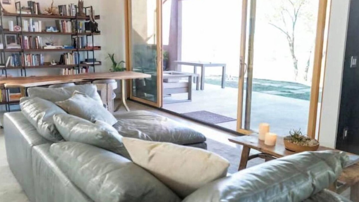 Chupadero House | Refugio del Volcán modern retreat astonishing view