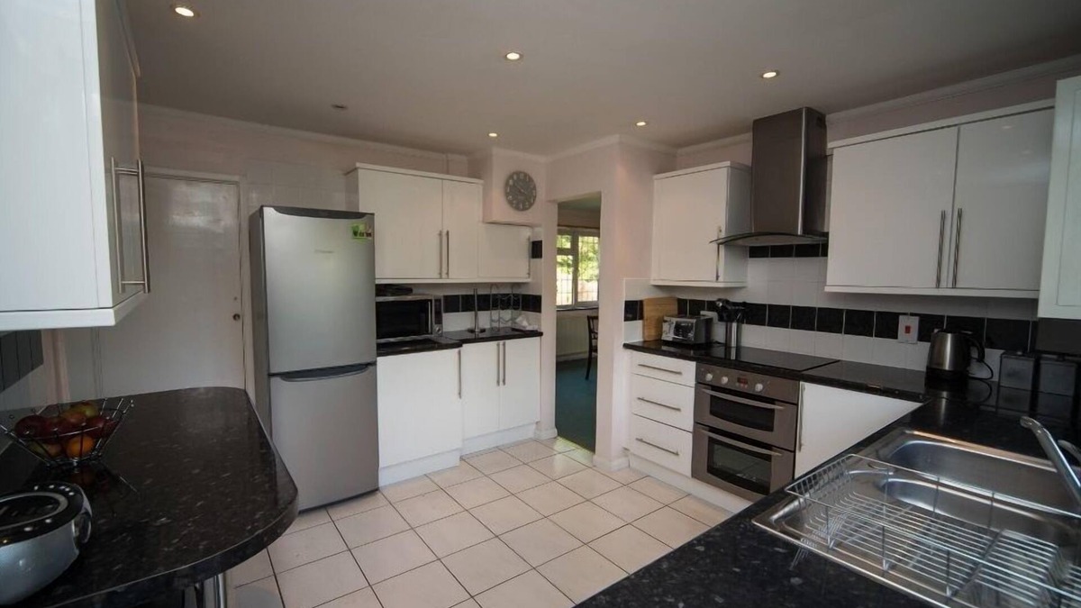 Guildford House | Refurbished 4 bedroom chalet bungalow in Guildford (2min from town centre)