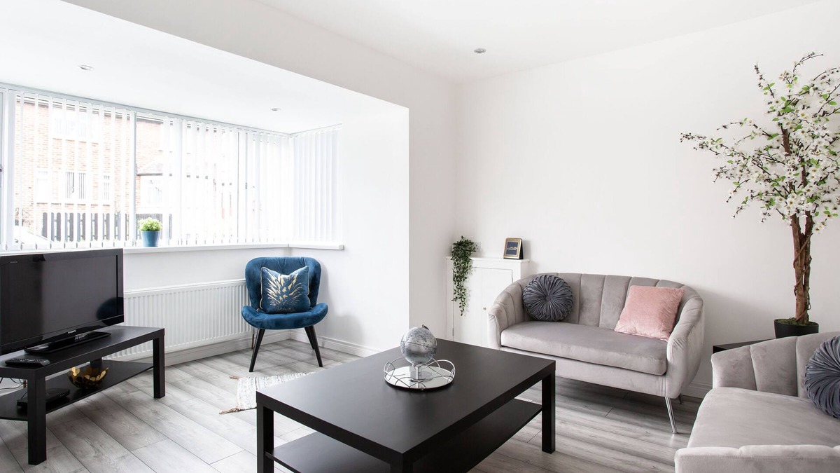 Belfast House | Refurbished Belfast Home, 10 mins from centre with parking!