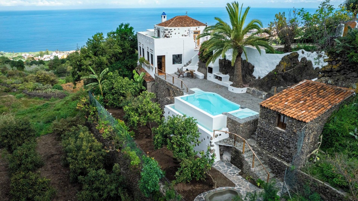 El Guincho Villa | Refurbished Villa Home in gorgeous natural setting