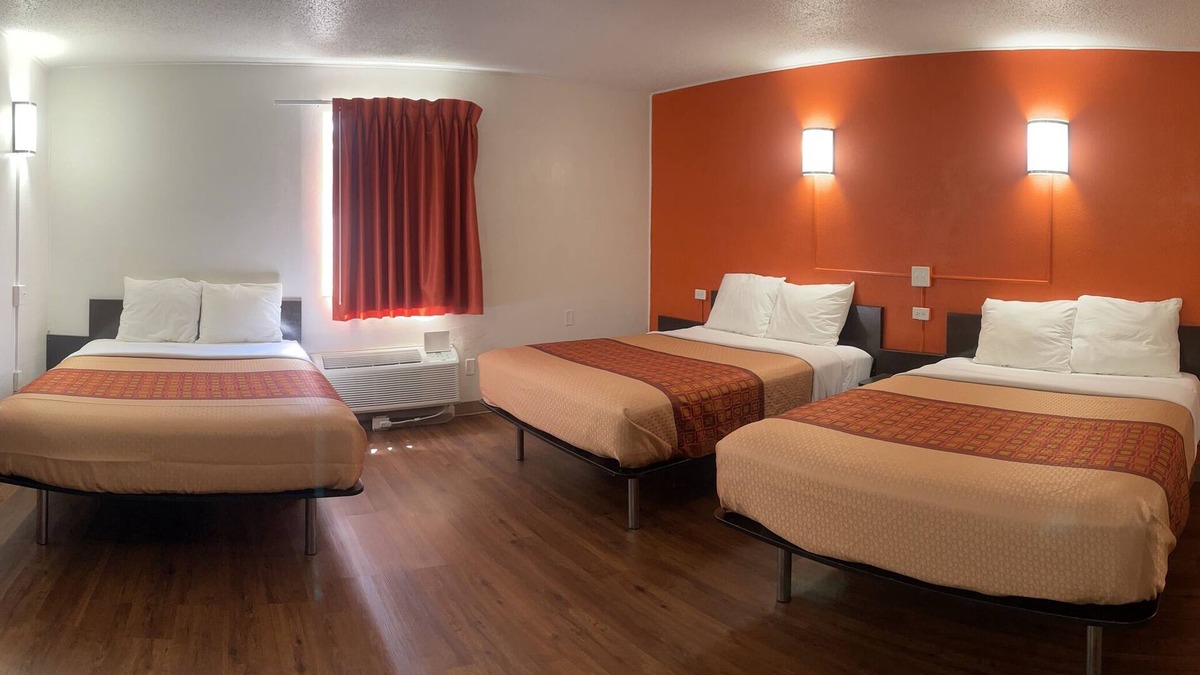 Lincoln Hotel | REGAL 8 INN & SUITES