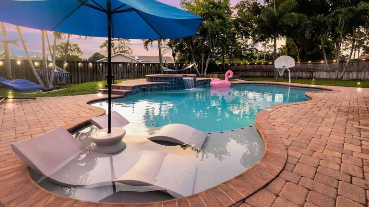 Royal Palm Beach Villa | Regal Manor Paradise Dreamy Heated Pool/Spa Gym hosted by Relaxtay
