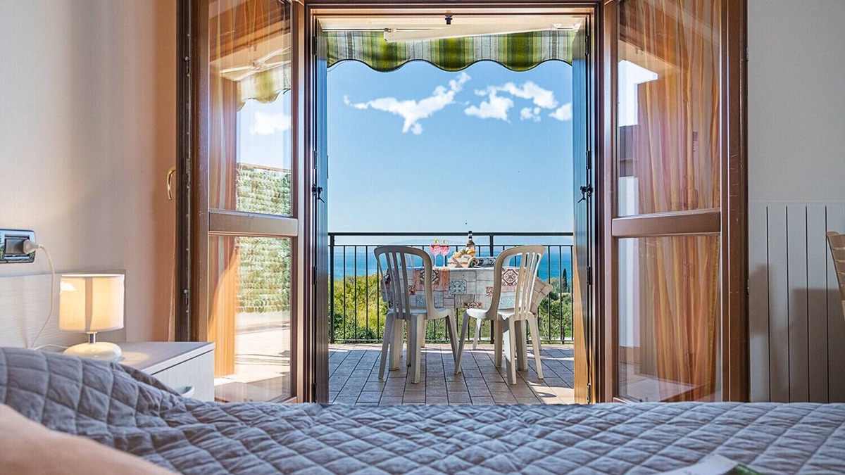 Pacengo Apartment | Regarda - apartment "Eden 2" with lake view, pets allowed