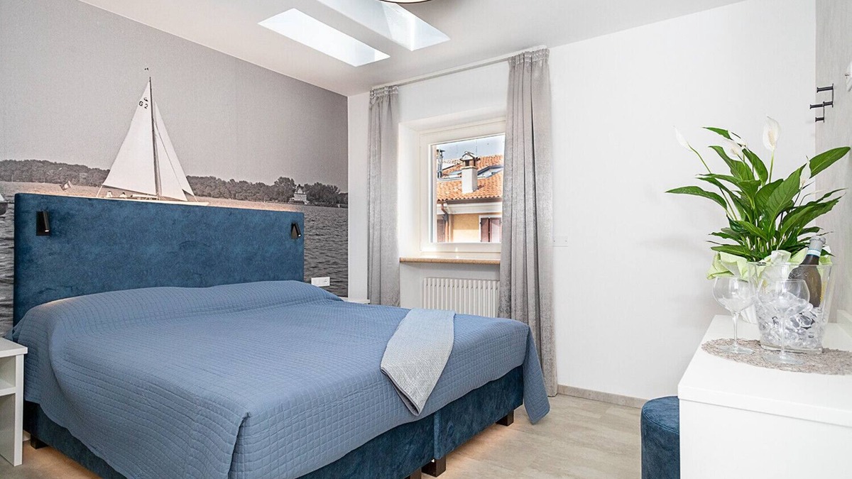 Old Town Apartment | Regarda - Baur Suite 2, design apartment in the centre of Bardolino