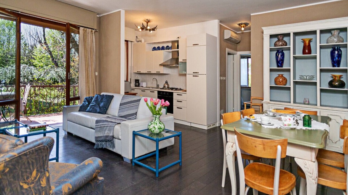 Montioni Apartment | Regarda - "Edda" three-room apartment with swimming pool in the centre of Lazise