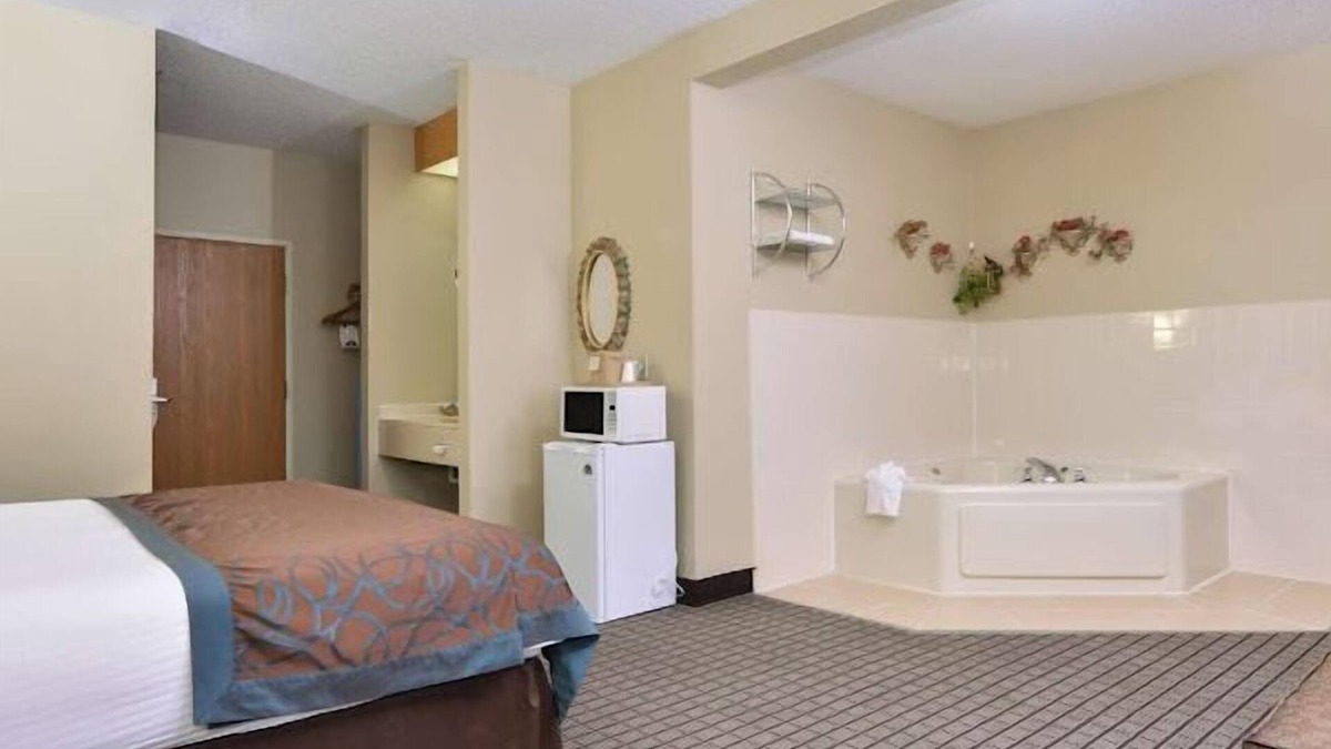 Geneseo Hotel | Regency Inn Geneseo IL I-80