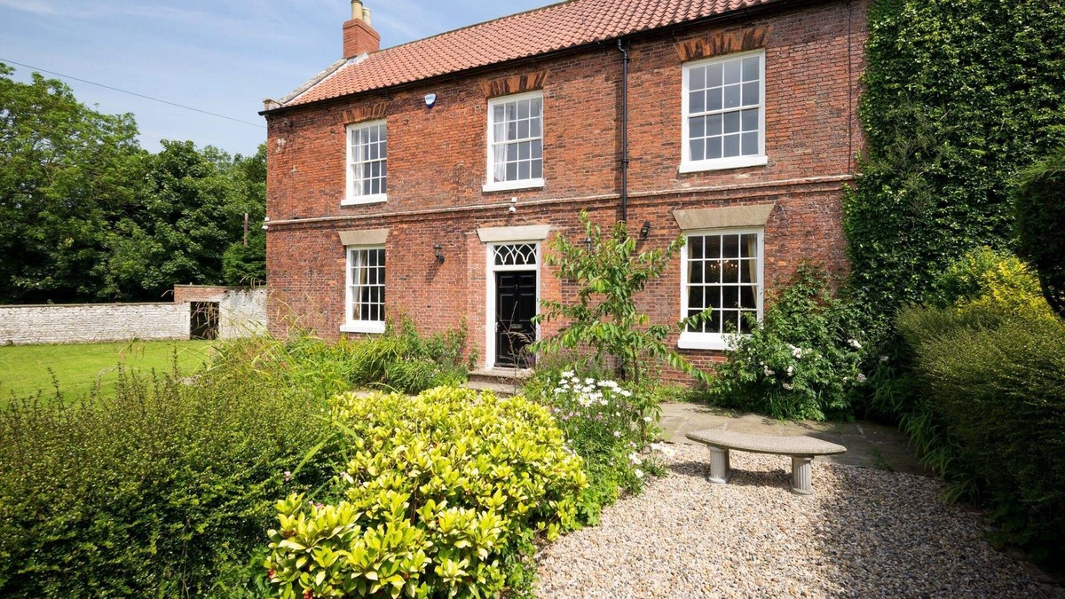 Reighton House | Reighton House sleeps upto 15 guests, dog friendly, games room, enclosed gardens