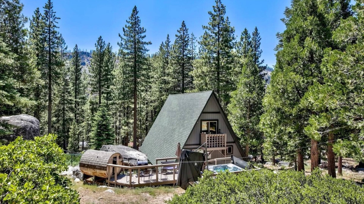 Christmas Valley Cabin | Reindeer A Frame with Hot tub & Sauna, Pet Friendly fall discounts in place
