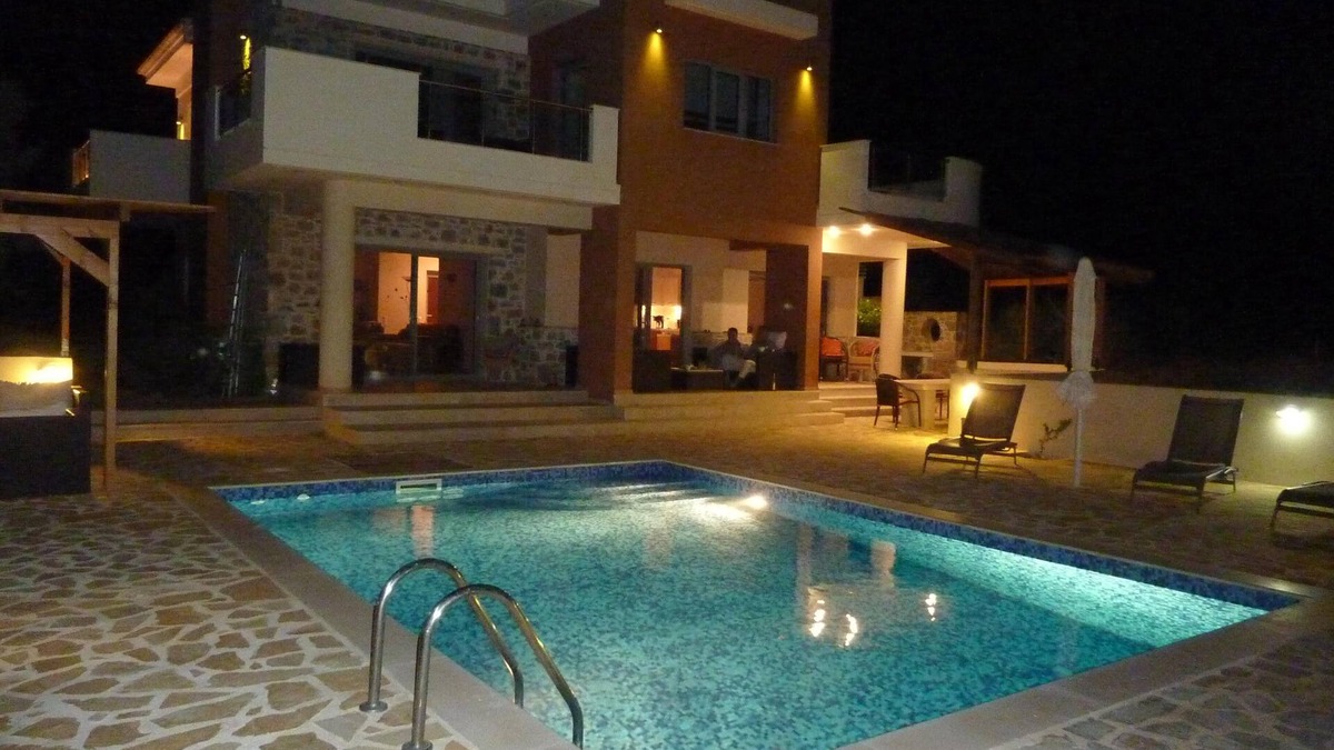 Makry Gialos Villa | Rejuvenate family & friends at Stunning Villa Estia - close to beach & tavernas.