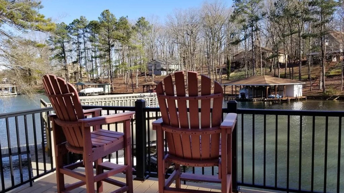 Wildwood Point House | Relax among the palms at Reeled Inn on Beautiful Lake Gaston