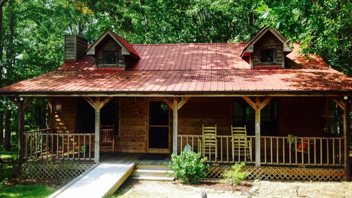 Spencer House | Relax and enjoy at this 2.5 B/2B cabin with hot tub by Fall Creek Falls Park