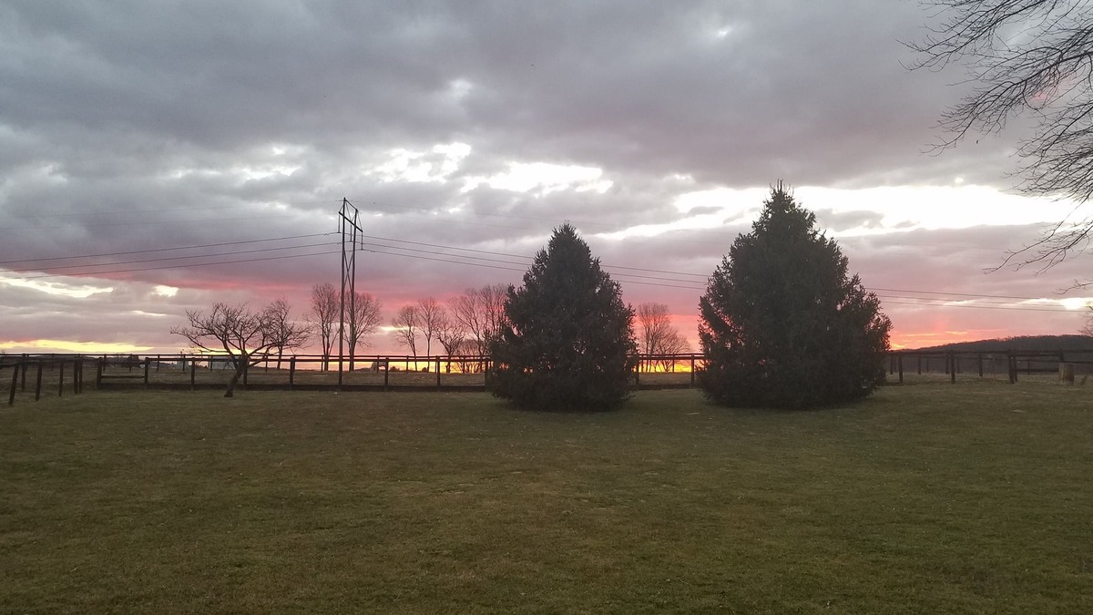York House | Relax and enjoy the beautiful country sunrise! Spacious and Newly Remodeled!