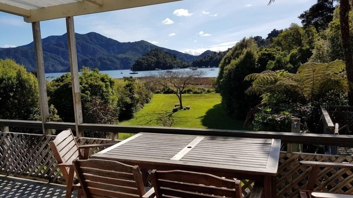Ngakuta Bay House | Relax and Enjoy - Waterfront Bach in Ngakuta Bay