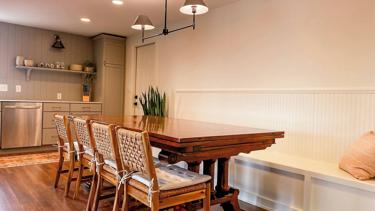 Como House | Relax and Reconnect: Spacious 4-Bedroom Retreat - Minutes from Downtown Geneva