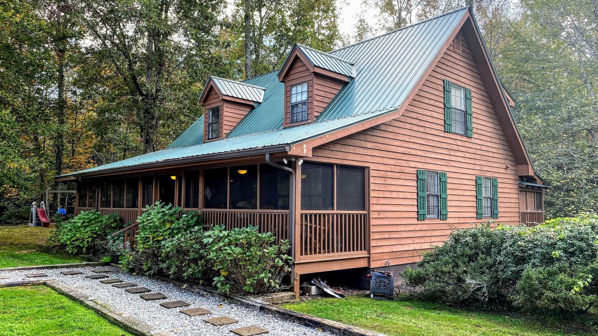 Helen Cabin | Relax and Unwind at the Creekside Cottage! Near wineries & dog friendly.