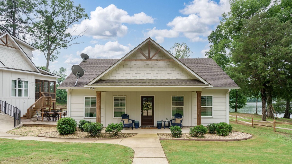 Samantha House | Relax and Unwind at Our Stunning 2 bed/ 1.5 bath Guest House on Lake Tuscaloosa