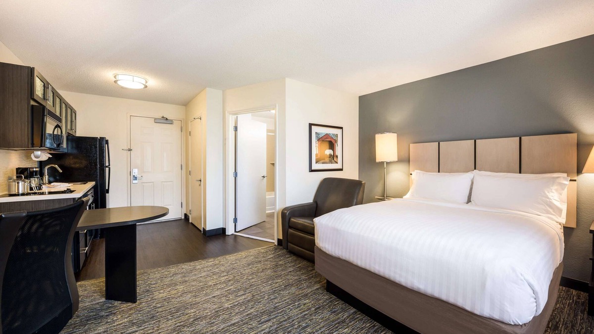 Irvine Hotel | Relax and Unwind! Full Kitchen, Pet-Friendly Property, Parking!