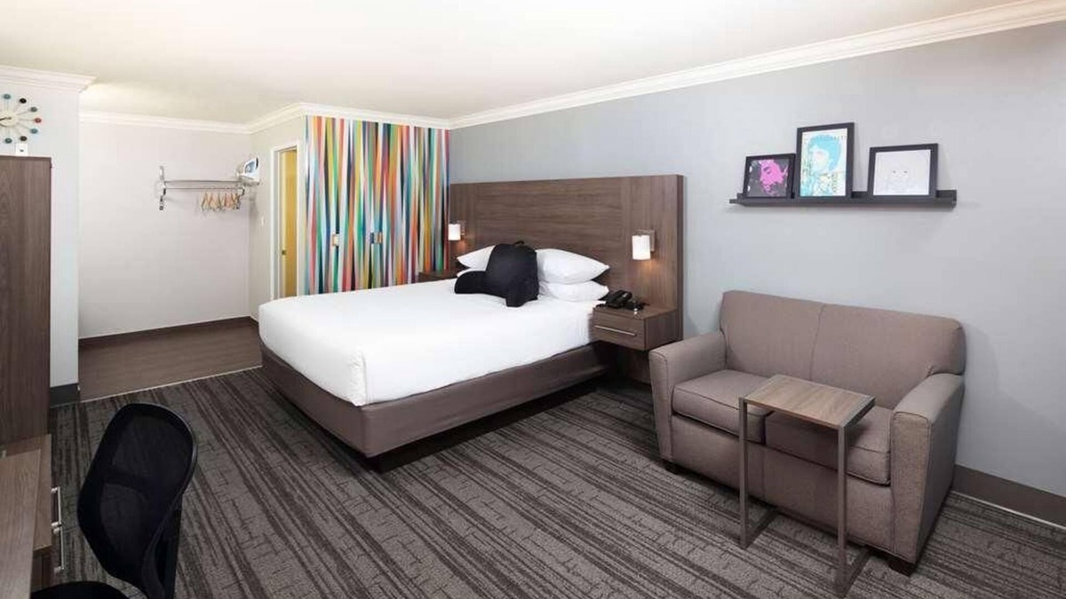 Temecula Hotel | Relax and Unwind in Signature Temecula! Free Parking, Pool, Near Garage Brewing