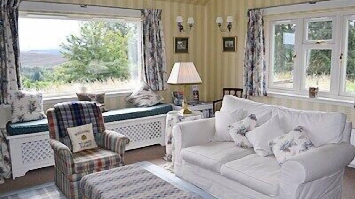 Lairg Cottage | Relax and unwind in this cosy croft house with a woodburner.