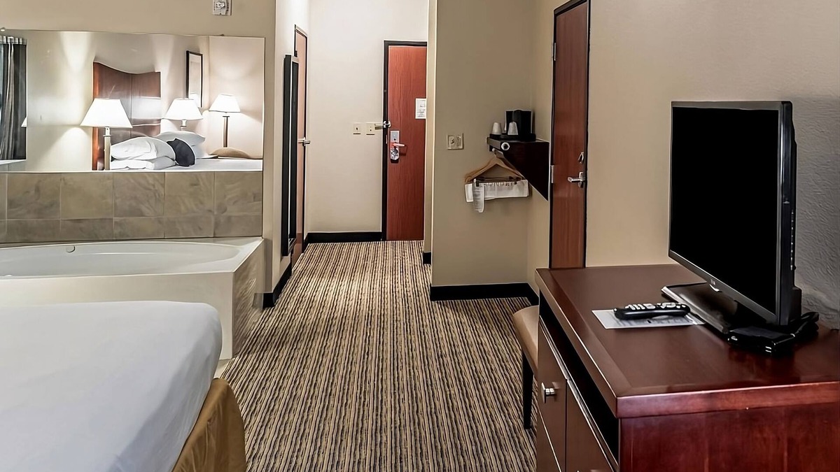 Mineral Wells Hotel | Relax and Unwind! Onsite Pool, Free Parking, Free Breakfast!
