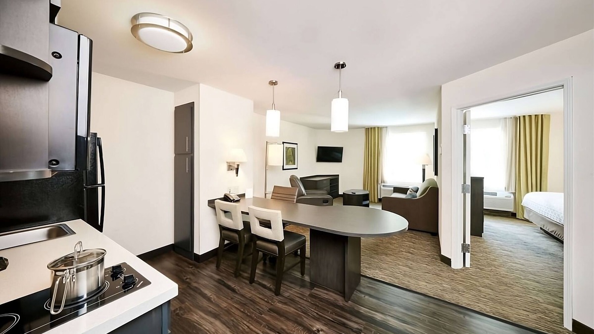 Mount Laurel Hotel | Relax and Recharge! Free Parking, Pets Allowed, Near Lincoln Financial Field