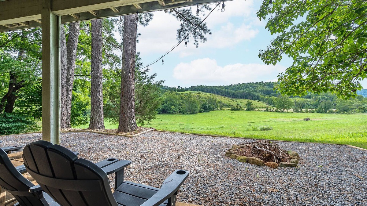 Bedford Cabin | Relax at a beautiful country getaway with a Luxury King bed and WiFi