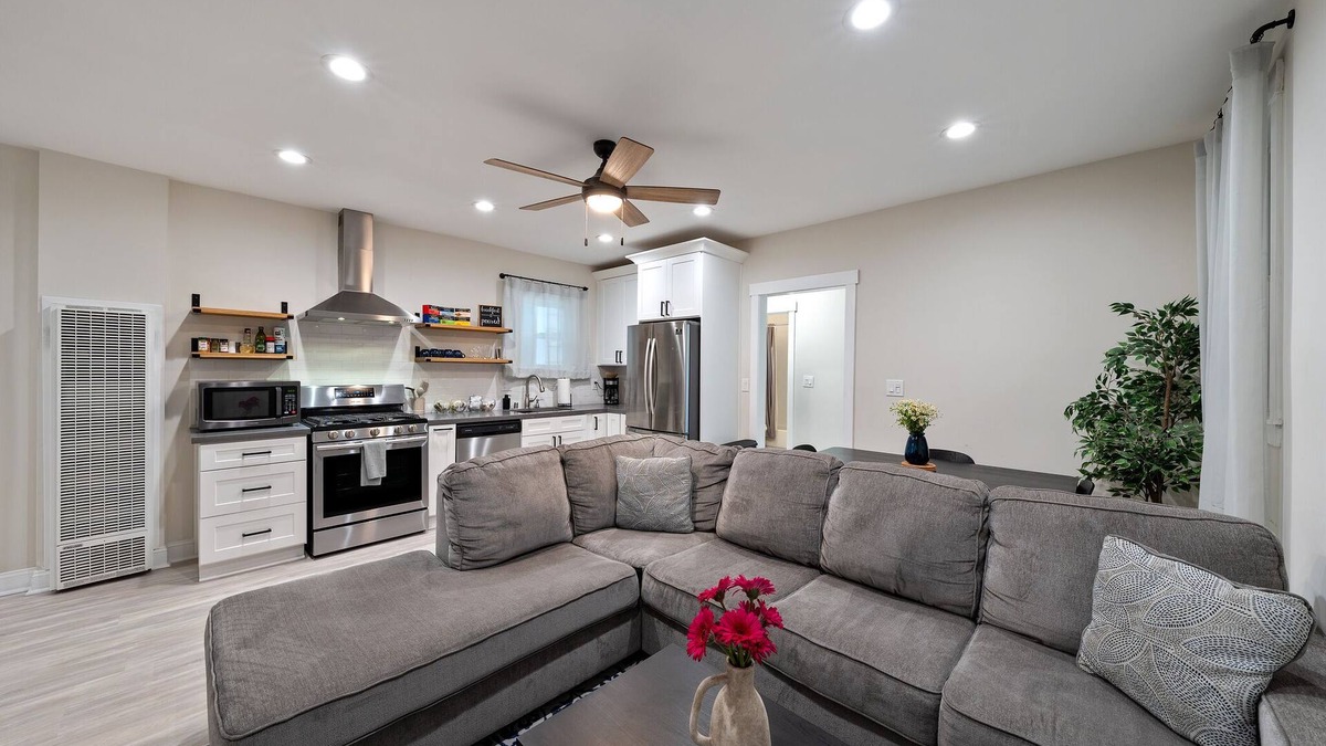 Prescott House | Relax at a Charming West Oakland Victorian