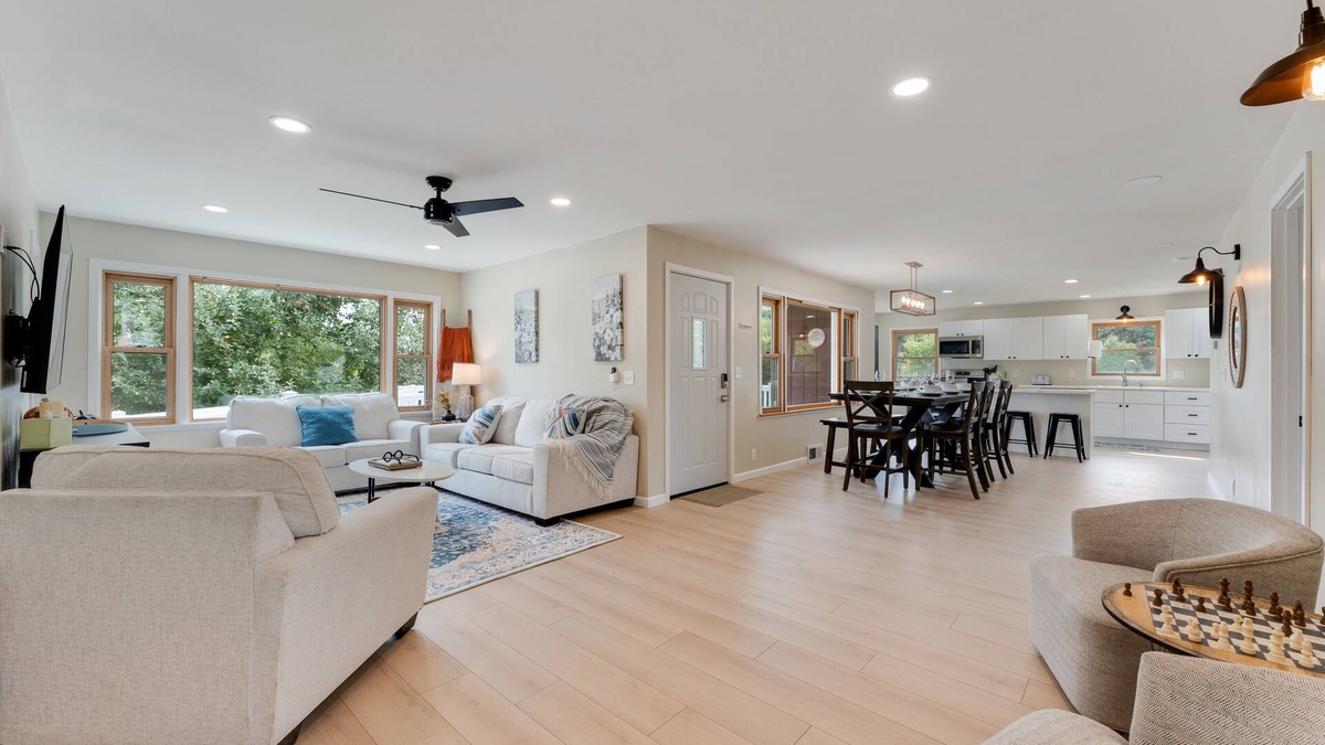 Leland House | Relax at Dutch Hollow Lake in an idyllic farmhouse minutes from the laken