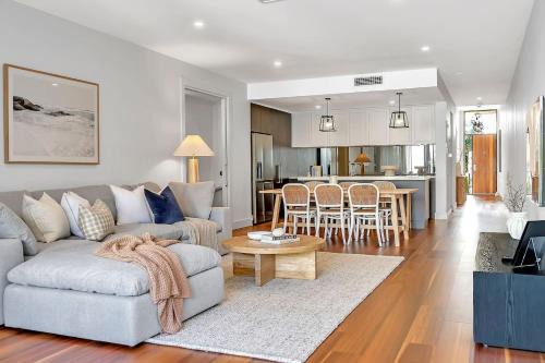 Glenelg North House | Relax at Ronnie's - Coastal Elegance near the Beach