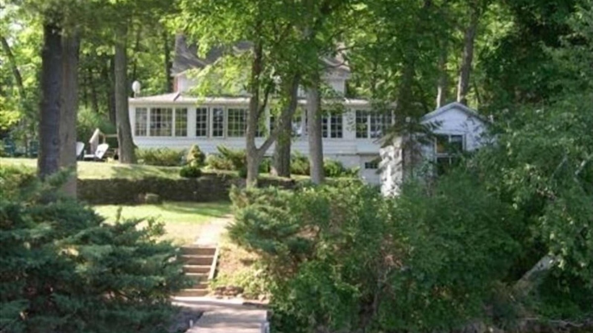 Markesan Cottage | Relax at this Hidden Treasure on the Shore of Green Lake