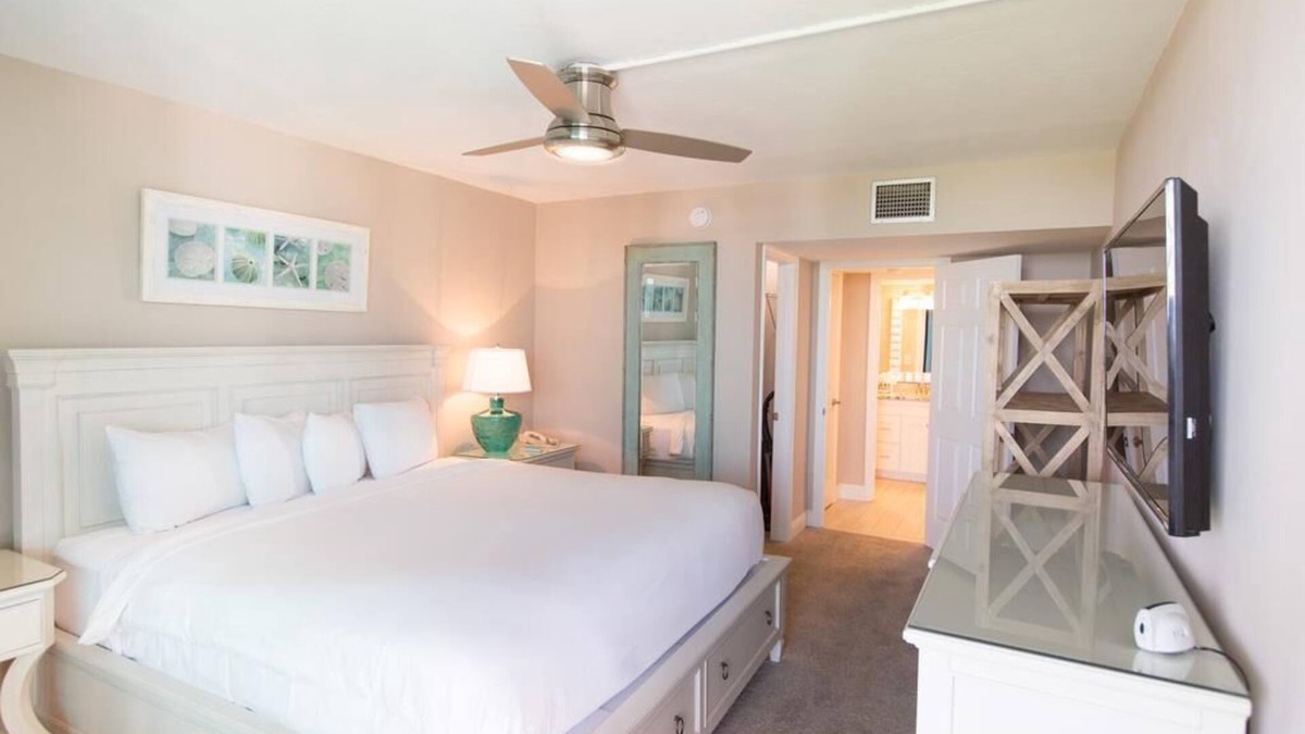 Sanibel Hotel | Relax by the Beach with Pools, Tennis & Hot Tub — 2 Family-friendly Units