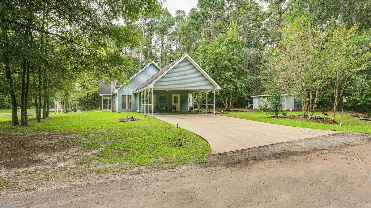 Hillister House | Relax By the Lake: Quiet East Texas Retreat