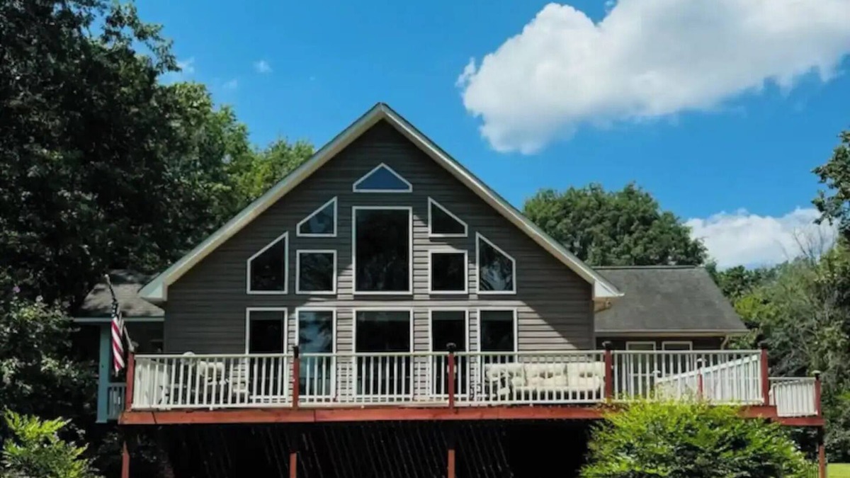 Laceys Spring Ski Chalet | Relax & enjoy the river view, 5 min to Huntsville