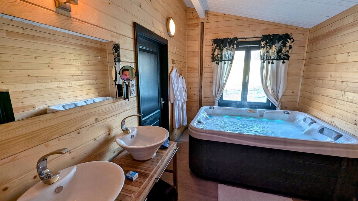 Fougerolles-Saint-Valbert Cottage | Relaxing chalet with spa and sauna near 1000 Ponds