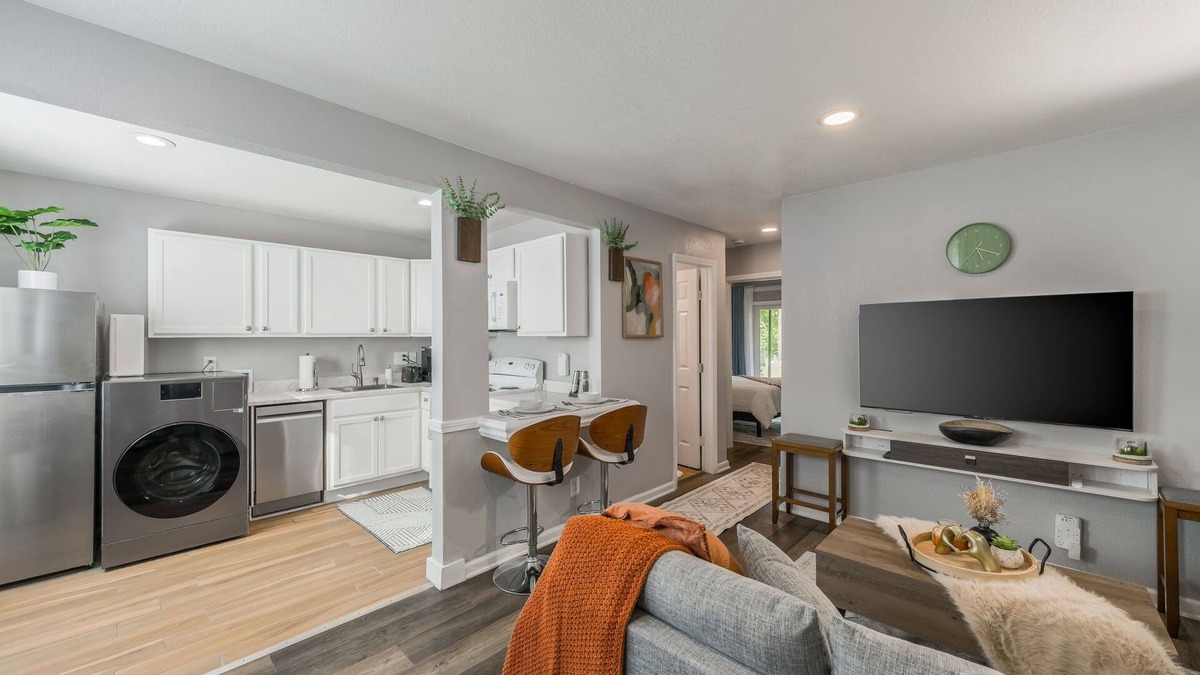Riverside Apartment | Relax in Cozy style/Spacious King & Queen beds
