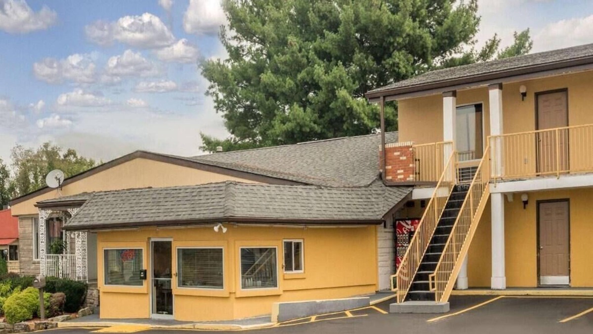 Berea House | Relax in Knights Inn Berea! Free Daily Breakfast, Parking, WiFi