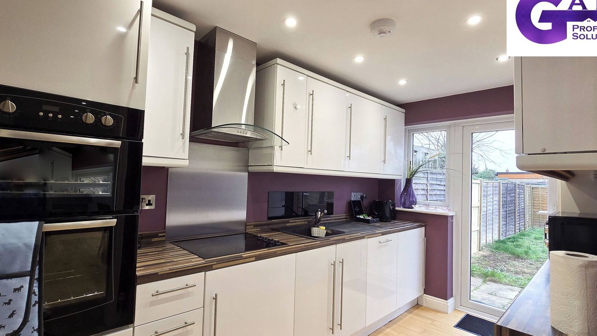 St Ives House | Relax in Style at Palm Trees House: : Close to Cambridge and Local Hotspots