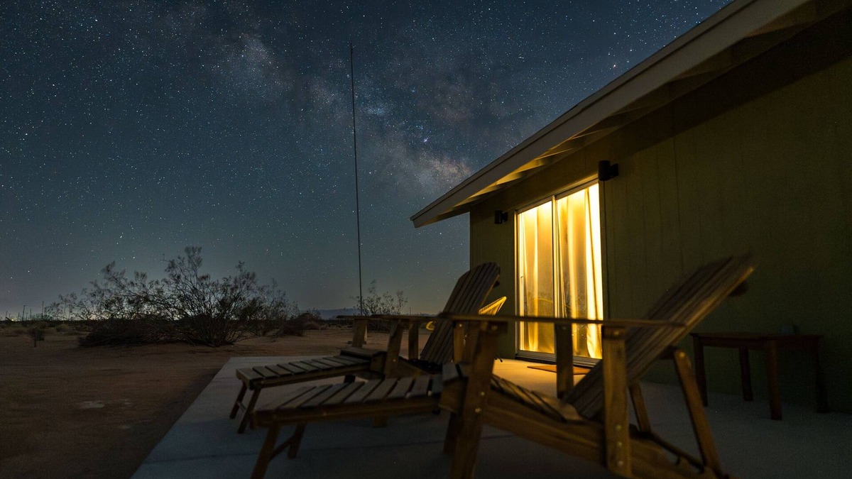 Landers House | 🌵 Relax in Style at The Green Jackrabbit - Hot Tub, Record Player + Endless Desert Views 🌵