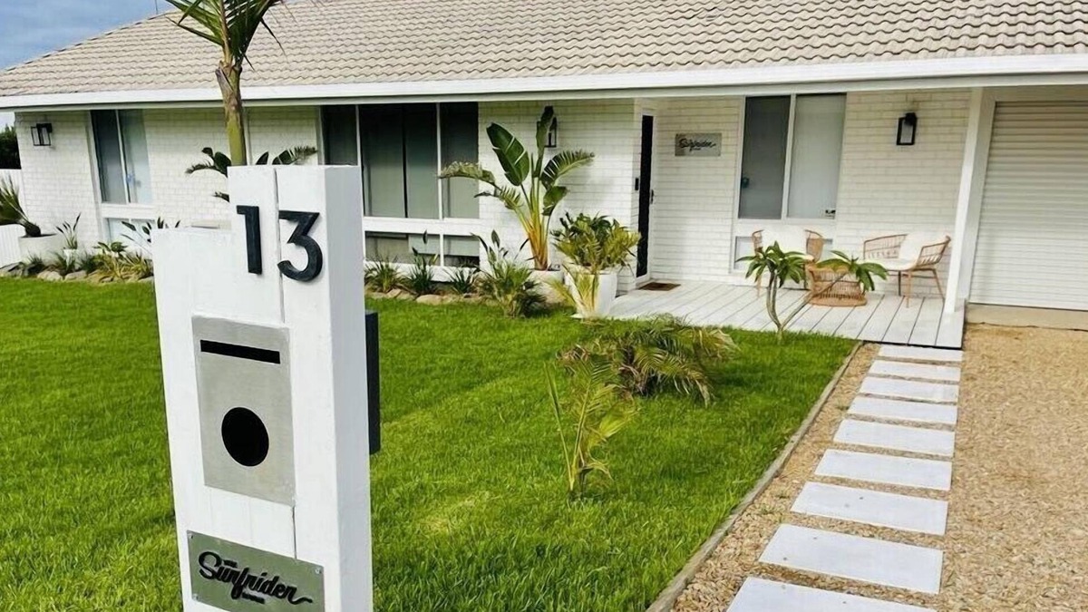 Goolwa Beach House | Relax in style - mineral spa, games room, trampoline, fireplace (Pet friendly)