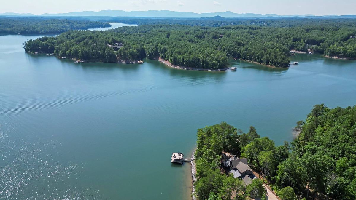 Nebo Apartment | Relax in style w/access to Lake, Dock, Fire pit and Community Pool
