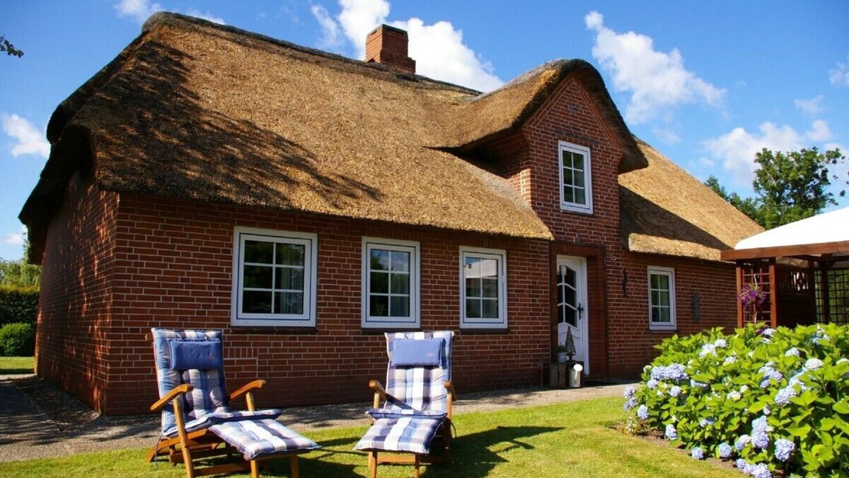 Risum-Lindholm House | Relax in the 100-year-old thatched roof house with a large garden