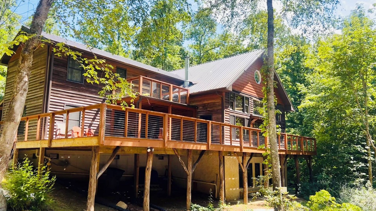 Gerton Cabin | Relax in the Beauty of the Mountains and the Serenity of Waterfalls