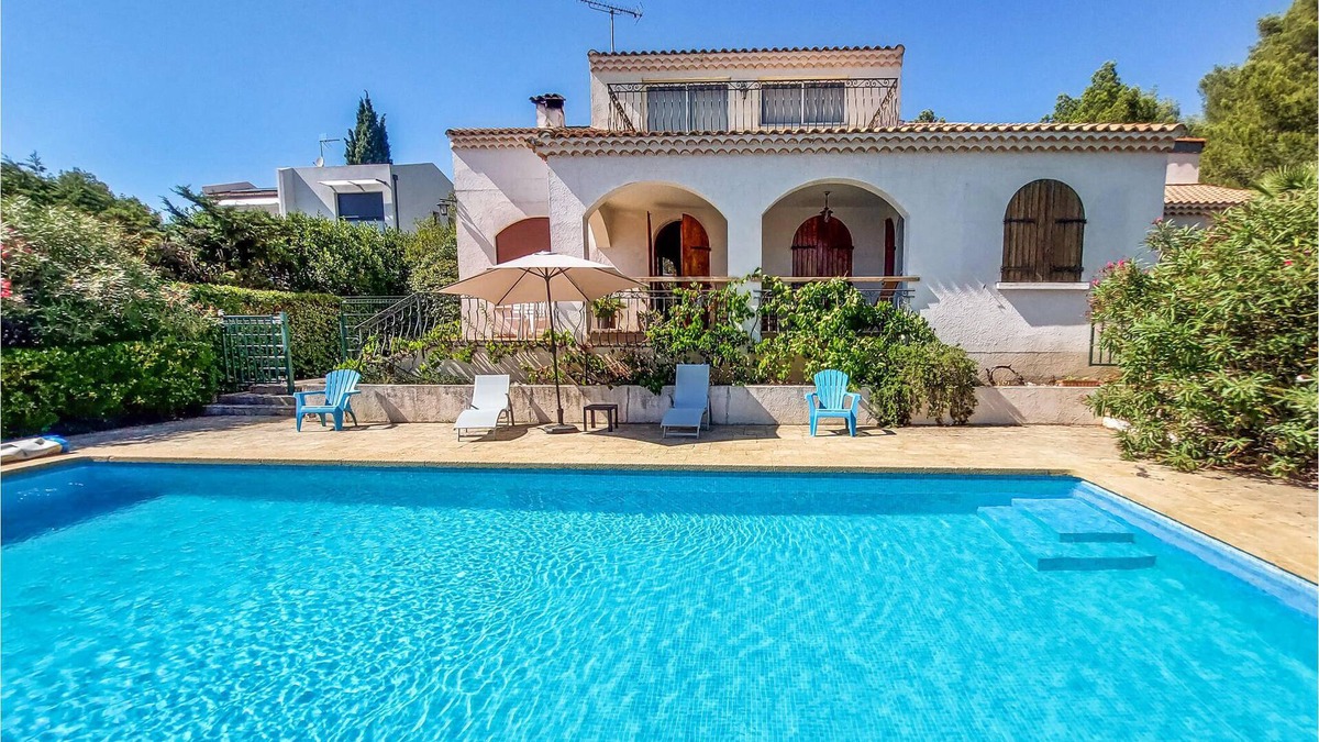 Bouzigues House | Relax in this vacation home surrounded by pine forests and a wonderful view of the Etang de Thau.
