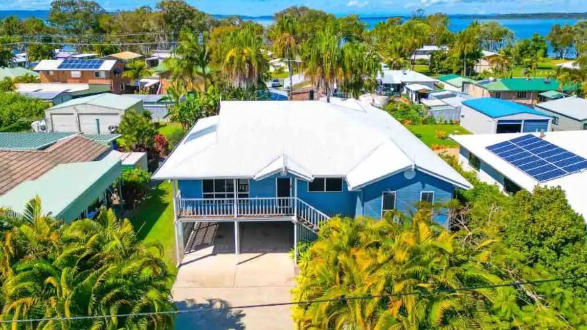 Poona House | Relax in vacay home w/breezes 2 mins from bay/ swim or hike foreshore trails!