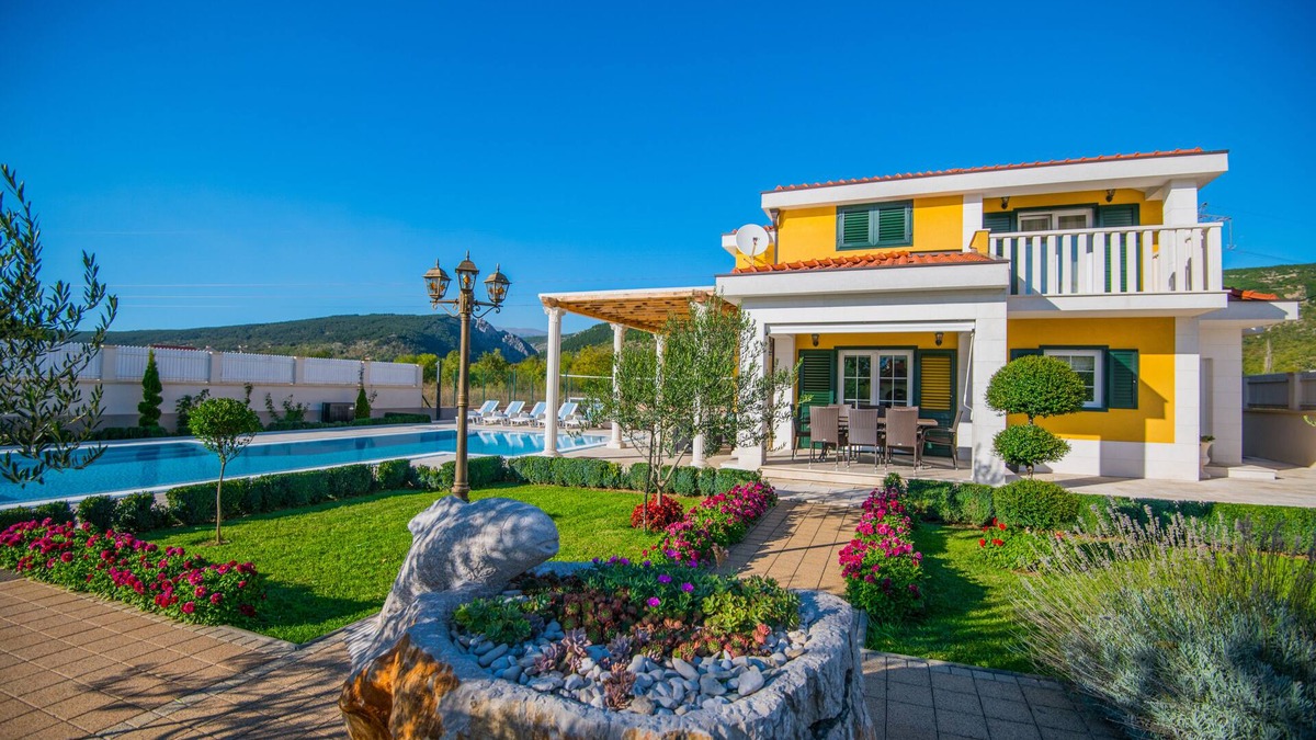 Donji Prolozac Villa | RELAX LUXURY VILLA, AMAZING MOUNTAIN VIEW, HEATED POOL, GYM, SPORTS GROUND