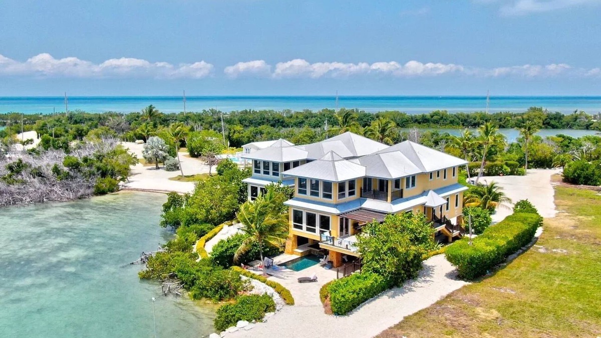 Marathon House | Relax on your Oceanfront villa on Seapalm island