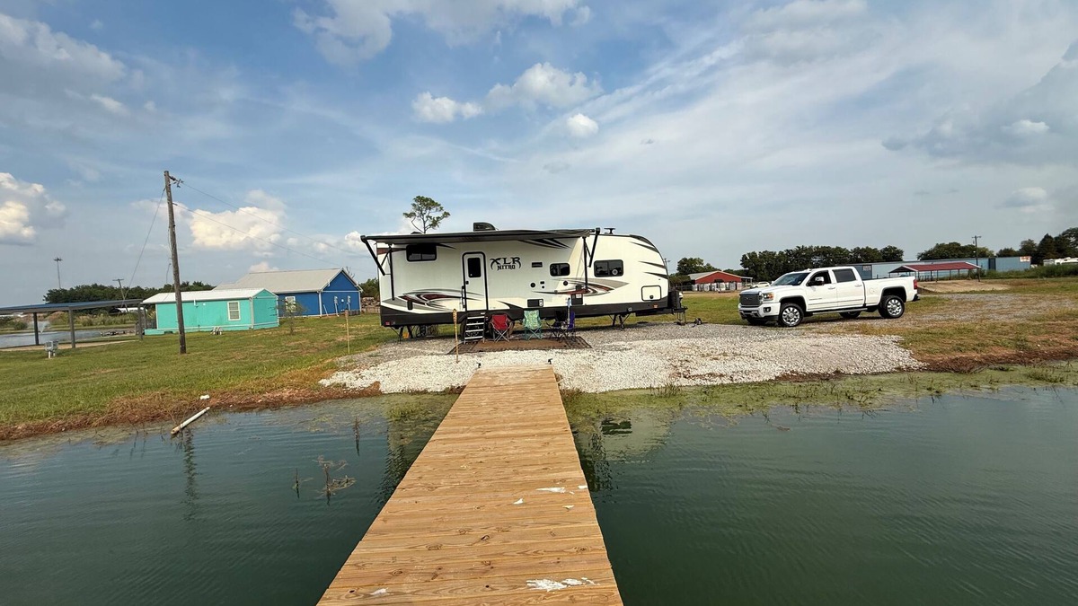 Gardner House | Relax or fish on this private pond and watch the most beautiful sunsets from RV